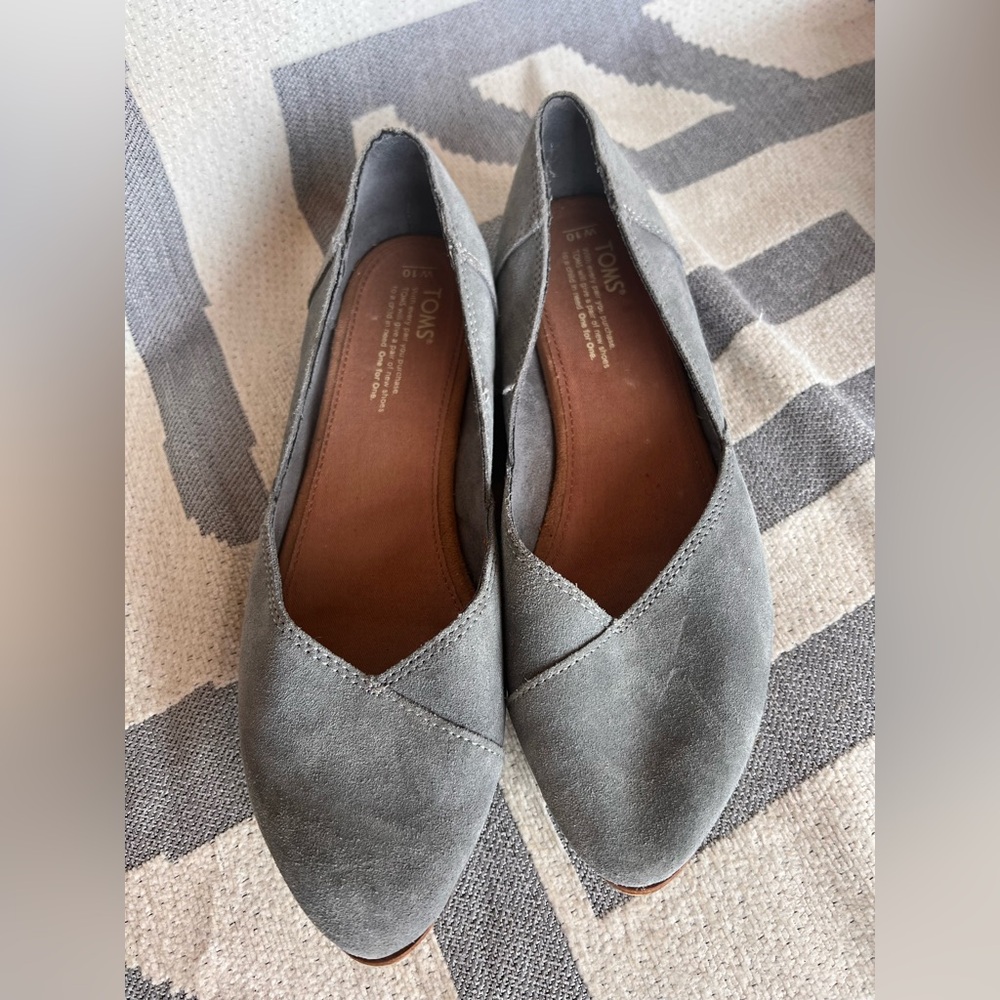 TOMS size 10 pointed toe suede flat